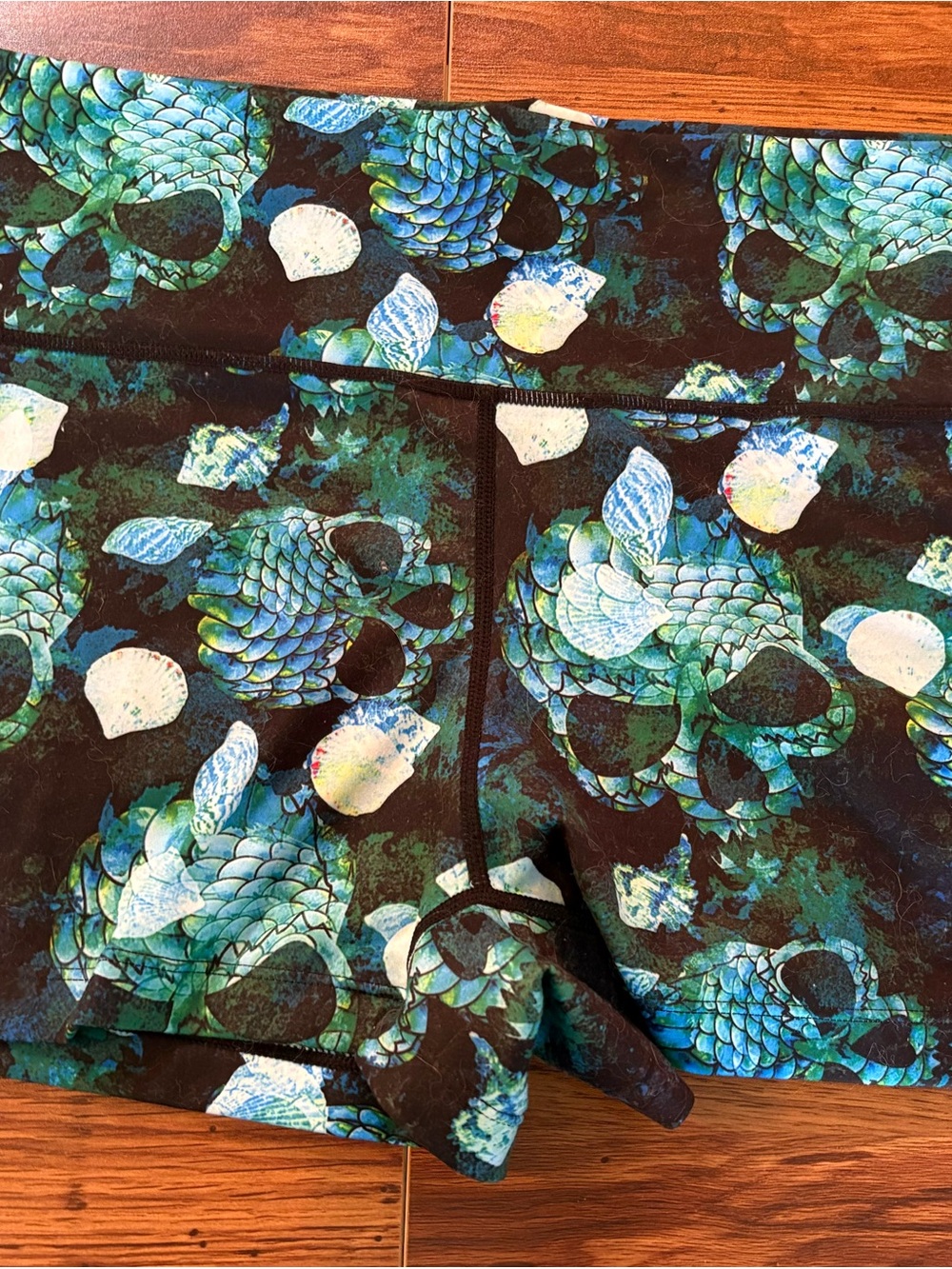 Constantly Varied Gear Blue & Green Mermaid Scale Leggings 2.5’ inseam